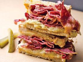 「パストラミサンド」が絶品！ サンフランシスコの本格デリ『ワイズサンズ』が日本・丸の内に初上陸