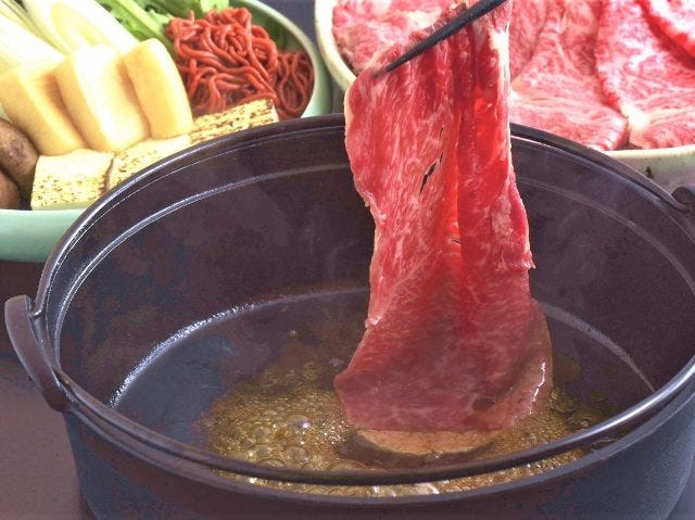 この深い味わいの肉はいったい…！熟成和牛を使った『香水亭 六本木本店』のすき焼きがすごいワケ