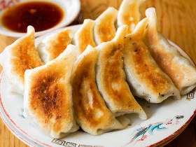 かおりとうまみがジューシー！ 両国『餃子会館 磐梯山』の餃子はウマすぎて100個ぺろっと食べられそう