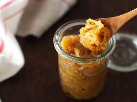 肉やサラダに合わせるだけで絶品グルメに変身！ フランス生まれの万能調味料「タマネギジャム」の作り方