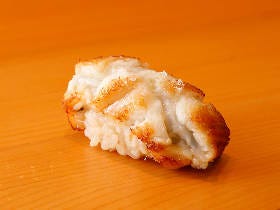 「塩で食べる穴子」のうまみに驚き！鮨ツウから初心者までが心地よく楽しめる、白金高輪『鮨まつうら』