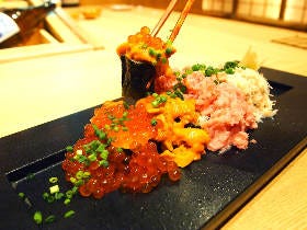 こぼれるウニ！　あふれるイクラ!!　 今話題の「劇場型寿司レストラン」がウマすぎ＆楽しすぎ