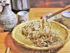 おひとり様の昼飲みも歓迎！ 日本各地のそばと厳選した地酒が味わえる『そばと酒 えもり』