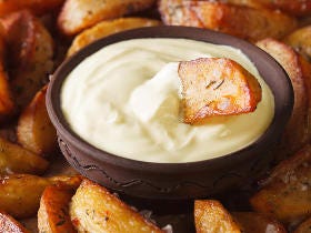 燻製マヨネーズはフライパンで簡単に作れる！ 絶品すぎる「燻製マヨ」の簡単レシピとアレンジメニュー