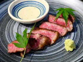 極上の和牛「かつべ牛」が強烈においしい！ 老舗『なだ万』出身の実力派が開いた「カジュアル割烹」