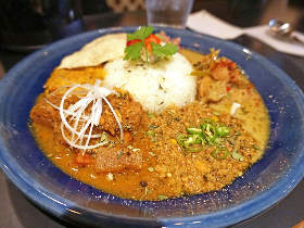 スパイスカレーの新星誕生！『旧ヤム邸』出身の『創作カレーMANOS』が目指す“楽しいカレー”