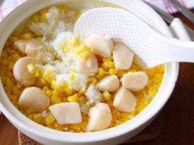 人気の「とうもろこしご飯」はホタテを入れるともっとおいしくなる！夏野菜たっぷり炊き込みご飯レシピ3選