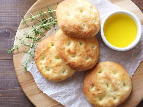 カリッとモッチリな「絶品フォカッチャ」が40分で簡単に作れる！ 発酵いらずの基本レシピとアレンジ2種