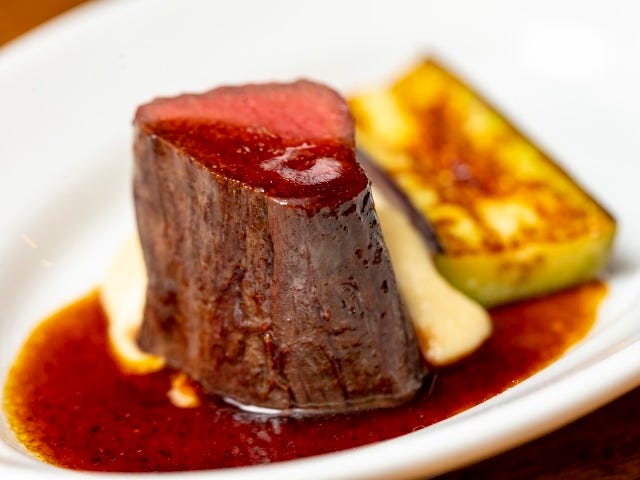 ジビエ「エゾ鹿のロースト」の旨さに感嘆！西麻布のビストロ『ル ブトン』