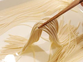 パスタは茹でずに水に浸すだけで超もちもちに！ ひと手間で生パスタ風に仕上げる裏ワザが超簡単