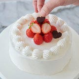 意外と簡単！ 生クリームの塗り方・デコレーション術を洋菓子研究家が伝授【イチゴのショートケーキ】