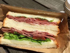 丸の内の本格カフェで、フレンチのシェフが作るサンドウィッチを