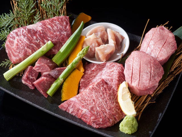 上質の「厚切り肉」を豪快に味わう！ 肉汁あふれるブ厚い焼肉から韓国風肉鍋まで東京「肉のうまい店」