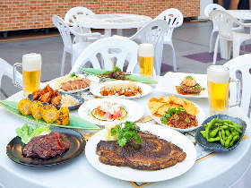  肉の有名店が集結！　ヒルトン東京『天空のビアガーデン』は肉の充実っぷりがやばい