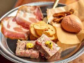 最強のコスパとウマさで胃袋を掴まれる！ 下北沢の居酒屋風ビストロ『胃袋にズキュン』