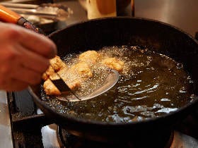 からっと揚げるコツは「油をたっぷり使う」「少量ずつ揚げる」「油の温度が上がりきってから揚げる」など、油の温度を下げないこと。海老を一晩漬けた場合は、揚げる前に冷蔵庫から出して常温に戻しておくと良い。<br>