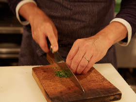 ローズマリーの枝は、苦いので必ずはずす。また、揚げ衣となるため、できるだけ細かくみじん切りする。