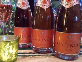 お花見シーズン限定！　新宿の本格ローマ料理店でいただく桜色したロゼシャンパーニュ