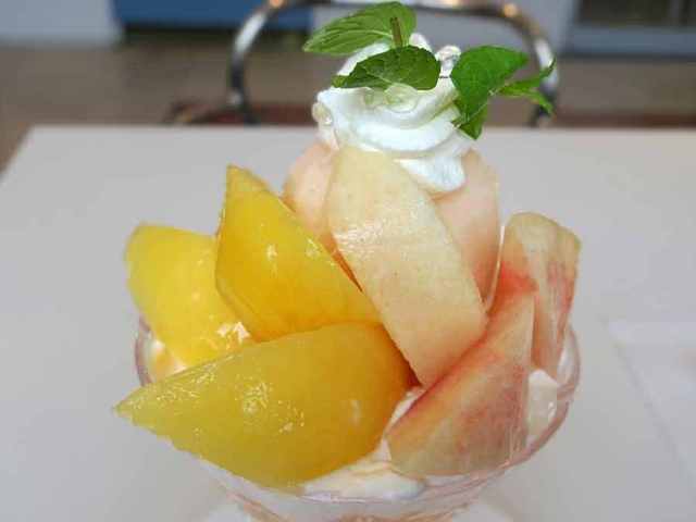  旬の桃の甘さがジュワ～！　今の季節しか食べられない新宿『タカノフルーツパーラー』の桃パフェ