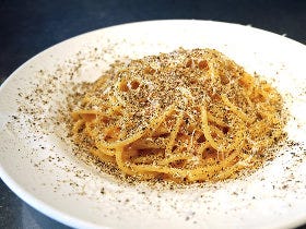 「濃厚カルボナーラ」に香り高～い黒コショウを50振り！絶品すぎるパスタにツウも唸る、隠れ家イタリアン