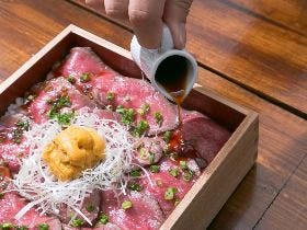 肉＆ウニ＆甘辛いタレ＝NYスタイル！ こだわり和牛創作料理のとろけるウマさにリピート確実