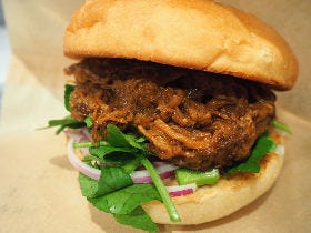 ほろっほろの極旨「プルドポーク・バーガー」がたまらない！ クリエーターの想いが詰まった注目「カフェ」