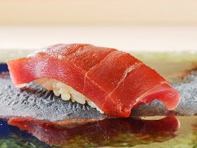 京を代表する「鮨店」の予感…！ 名割烹『祇園 さゝ木』で腕を磨いた、若き天才による『鮨 楽味』