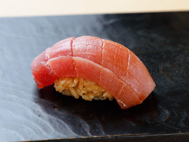 銀座で「赤酢の鮨」ならここ！ うまみたっぷり「将太のデカシャリ握り」が昼から味わえる『鮨とかみ』
