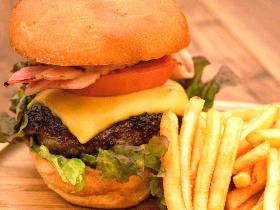 肉汁爆発！ 肉のプロフェッショナル『格之進』が本気で作る「ハンバーガー」が飛び抜けたうまさだった！