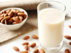 水とアーモンドだけで作るアーモンドミルクの簡単レシピと活用術
