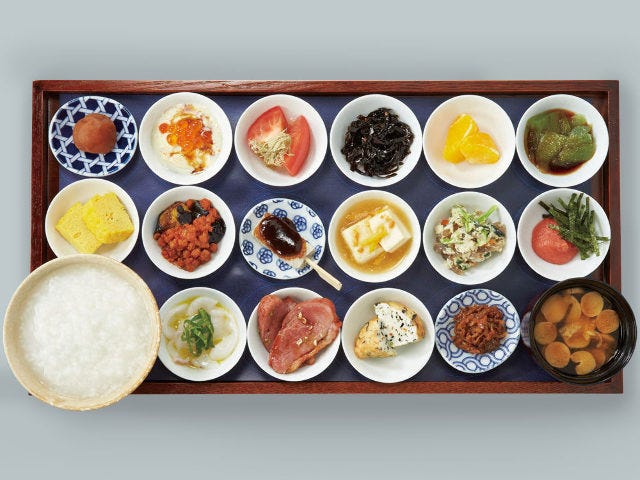 お盆にド～ンッと18皿の朝ごはん！ 「築地本願寺」のカフェでいただく至福の朝ごはん