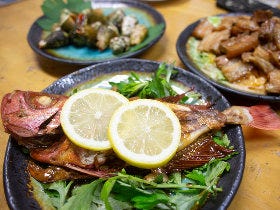 【沖縄の秘境グルメ旅】今帰仁村のきれいな海を堪能した夜は、メニューのないディープ酒場『海の幸』で