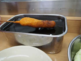 大阪・新世界の串カツ屋ににみる「コテコテ」と言われる店と客との濃すぎる関係性について