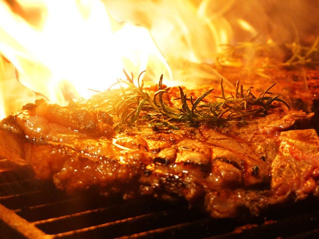 豪快な薪焼き塊肉に食らいつけ！あなたの肉の常識が覆る、イタリアンの新星
