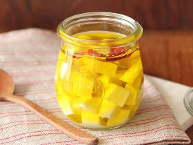 チーズをオリーブオイルに漬けるだけで超濃厚に！ひと手間で絶品な「オイル漬けモッツァレラ」の簡単レシピ