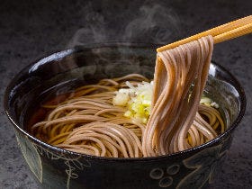 年越しそばをなぜ年末に食べるのか、その理由と由来について【日本料理研究家が回答します】