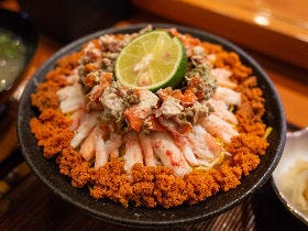 冬の味覚「香箱ガニ」を味わい尽くせる「至福の幸箱丼」！ 能登でたどり着いた究極の店『寿司吉』