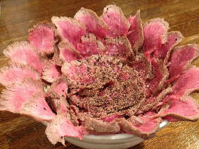 肉ブーム、真っただ中。進撃のローストビーフ丼がこれだ！