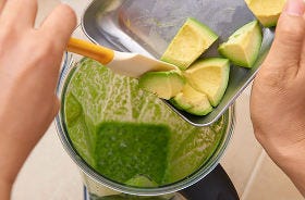 アボカドは攪拌しすぎるとムース状になってしまうので、最後に入れる。