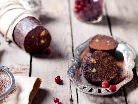 手作りバレンタインにおすすめ！ ザクザク食感が楽しめる絶品スイーツ「チョコサラミ」の簡単レシピ