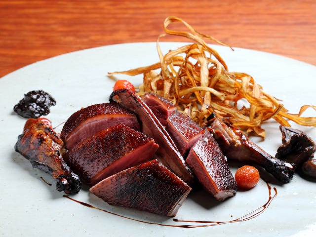 薪火で丸ごと焼いた大皿料理は圧巻！ 調布の深大寺ガーデンに突如現れた一軒家レストラン『MARUTA』