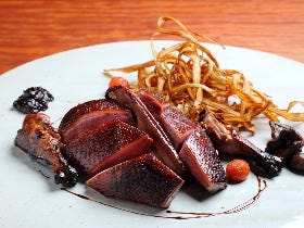 薪火で丸ごと焼いた大皿料理は圧巻！ 調布の深大寺ガーデンに突如現れた一軒家レストラン『MARUTA』