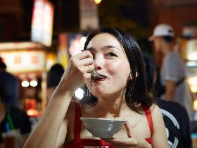 旅先でしか味わえない「屋台グルメ」が大人気！ 夏の終わりに挑戦したい冒険グルメ調査【男女200人】