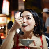 旅先でしか味わえない「屋台グルメ」が大人気！ 夏の終わりに挑戦したい冒険グルメ調査【男女200人】