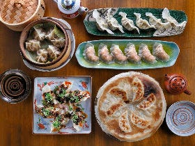 餃子大好き芸人も惚れ込んだ！ 予約困難な阿佐ヶ谷『豚八戒』の餃子5種で、新たな餃子の扉を開く