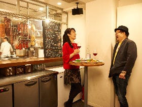 香港肉料理とワインを立ち飲みという裏ワザで、飲みにゆきます。