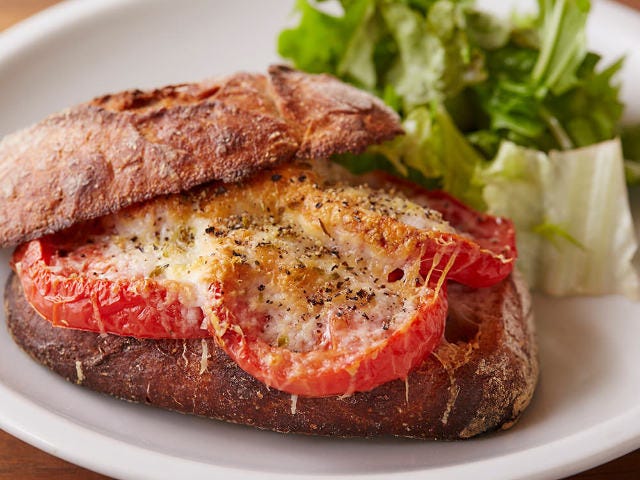 【簡単レシピ】人気ベーカリーカフェ『まちのパーラー』の絶品トマトサンドイッチ