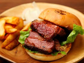 ジューシーな厚切パストラミビーフを豪快にサンド！ 名門フレンチ出身シェフが開いたサンドイッチ専門店