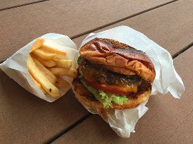 恵比寿でアツいハンバーガー店の、人気メニューをテイクアウト