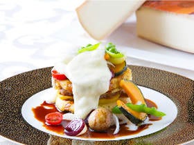 ブームは甘いから贅沢へ。世界三大珍味を使ったパンケーキが登場